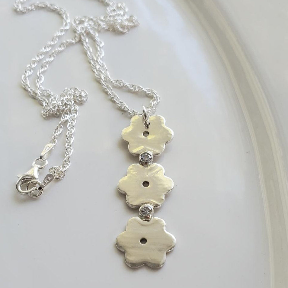Daisy Glow Necklace Plein De Vie Jewelry