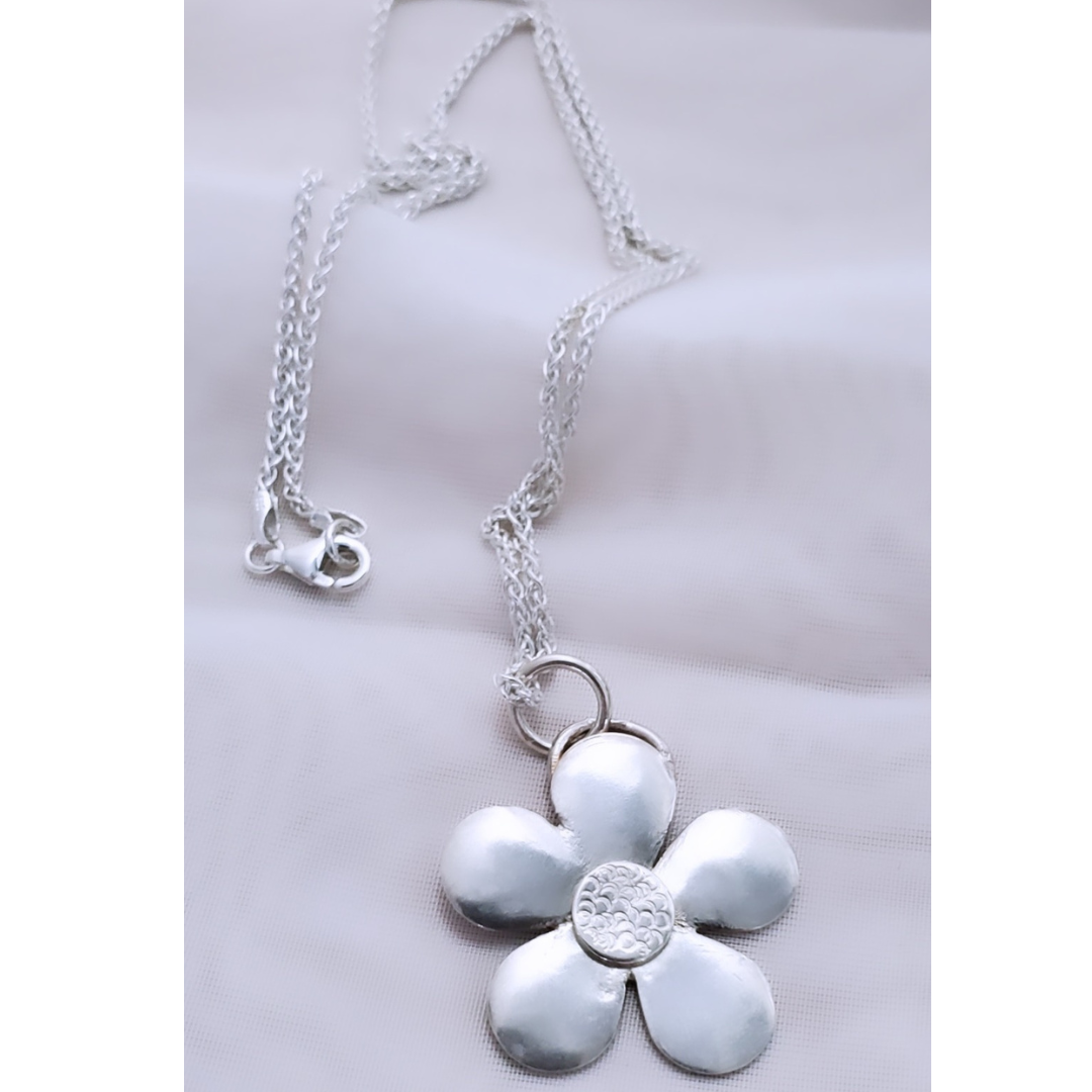 My Sterling Silver Ups a Daisy Necklace embodies rejuvenation, renewal, and authenticity. With its springtime charm and timeless beauty, the daisy symbolizes hope, confidence, and strength. This distinctive Plein De Vie piece is a delightful nod to sixties flower power, blooming eternally to remind you to stand up for your values and stay true to yourself.