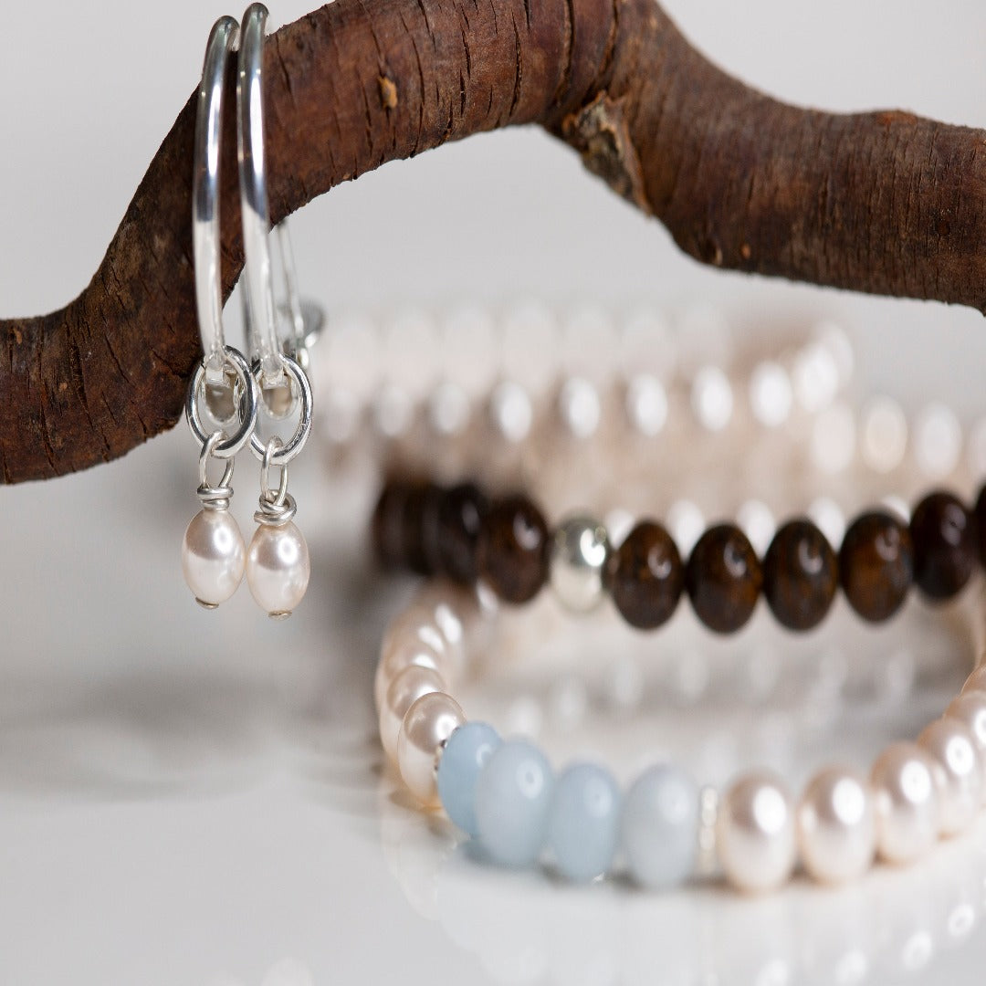 Swarovski Pearl and Aquamarine Gemstone Bracelet combining the elegance of pearls, symbolizing luck and wealth, with the youthful and happy essence of aquamarine. This soft and charming bracelet can be worn solo or layered with other Plein De Vie favorites, adding a touch of luck and joy to your day.
