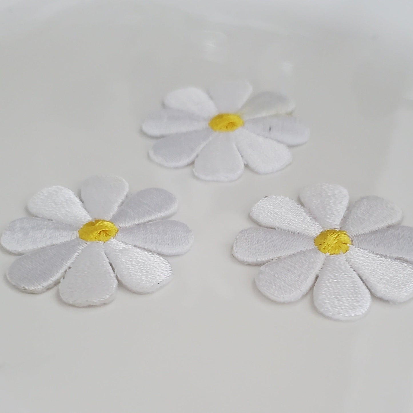 White Daisy Flower Iron On Patch - Plein De Vie Jewelry