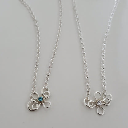 Everyday sterling silver daisy flower charm bracelet with quiet sparkle
