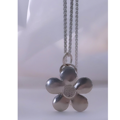 My Sterling Silver Ups a Daisy Necklace embodies rejuvenation, renewal, and authenticity. With its springtime charm and timeless beauty, the daisy symbolizes hope, confidence, and strength. This distinctive Plein De Vie piece is a delightful nod to sixties flower power, blooming eternally to remind you to stand up for your values and stay true to yourself.