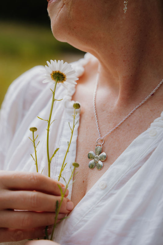 Ups a Daisy Necklace