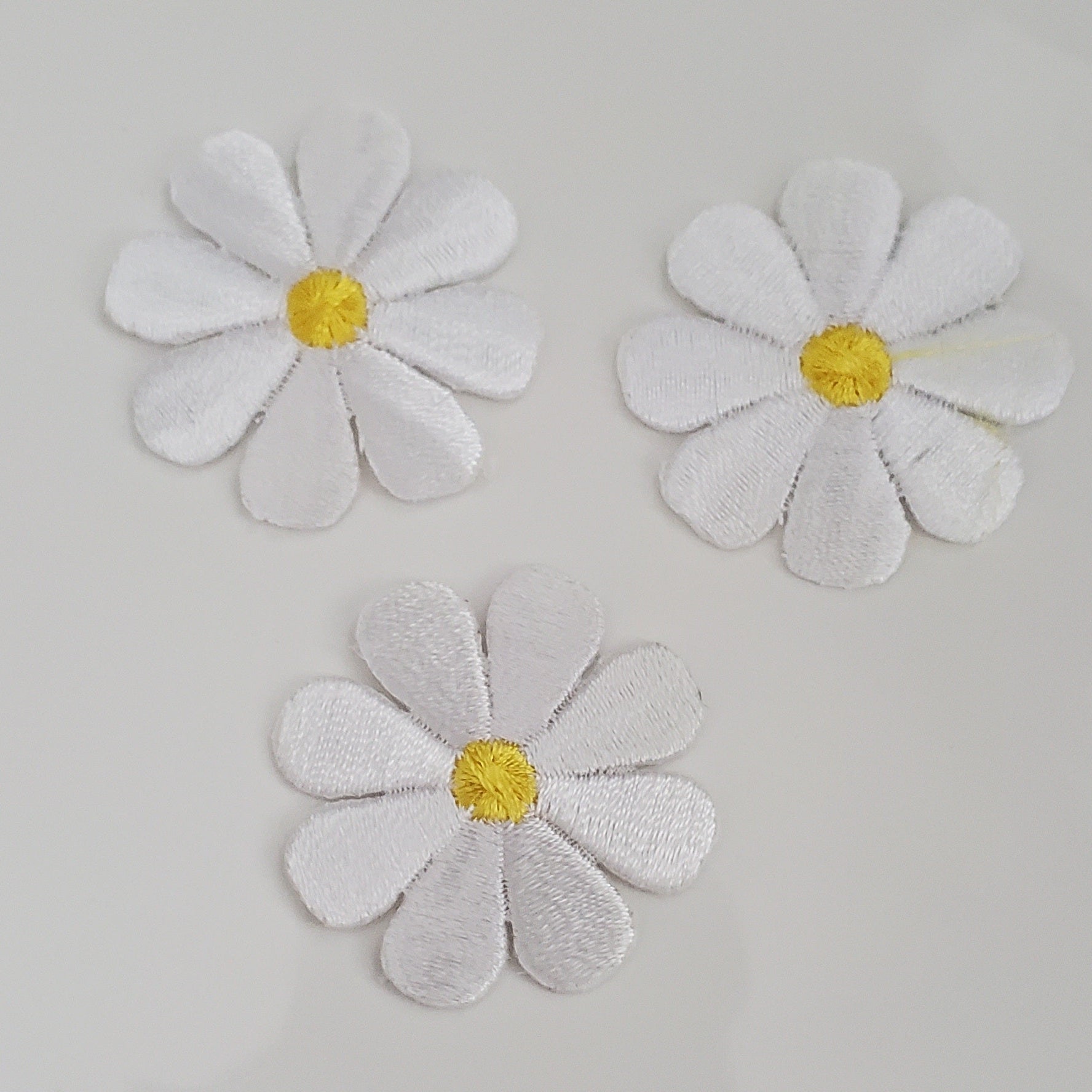 White Daisy Flower Iron On Patch - Plein De Vie Jewelry