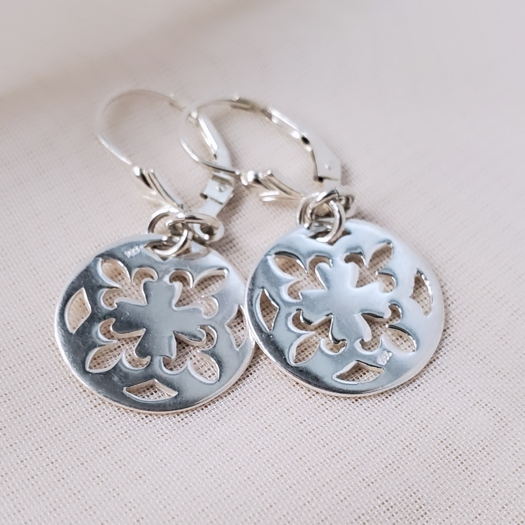 Introducing my Sterling Silver Leverback Fleur-de-lis Luxe Earrings: elegant and symbolic with a cut-out fleur-de-lis in a circle design.  With a secure leverback closure, these earrings are inspired by French royalty, adding sophistication to any outfit. Perfect for both casual outings and formal events, they embody timeless elegance and cultural significance.